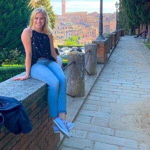 Meet your Posher, Claire